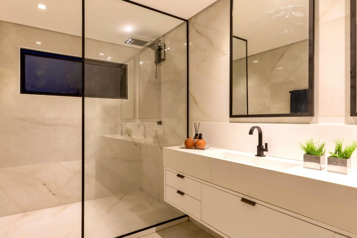 imgi 05 bathroom glass stptlty0gd middle